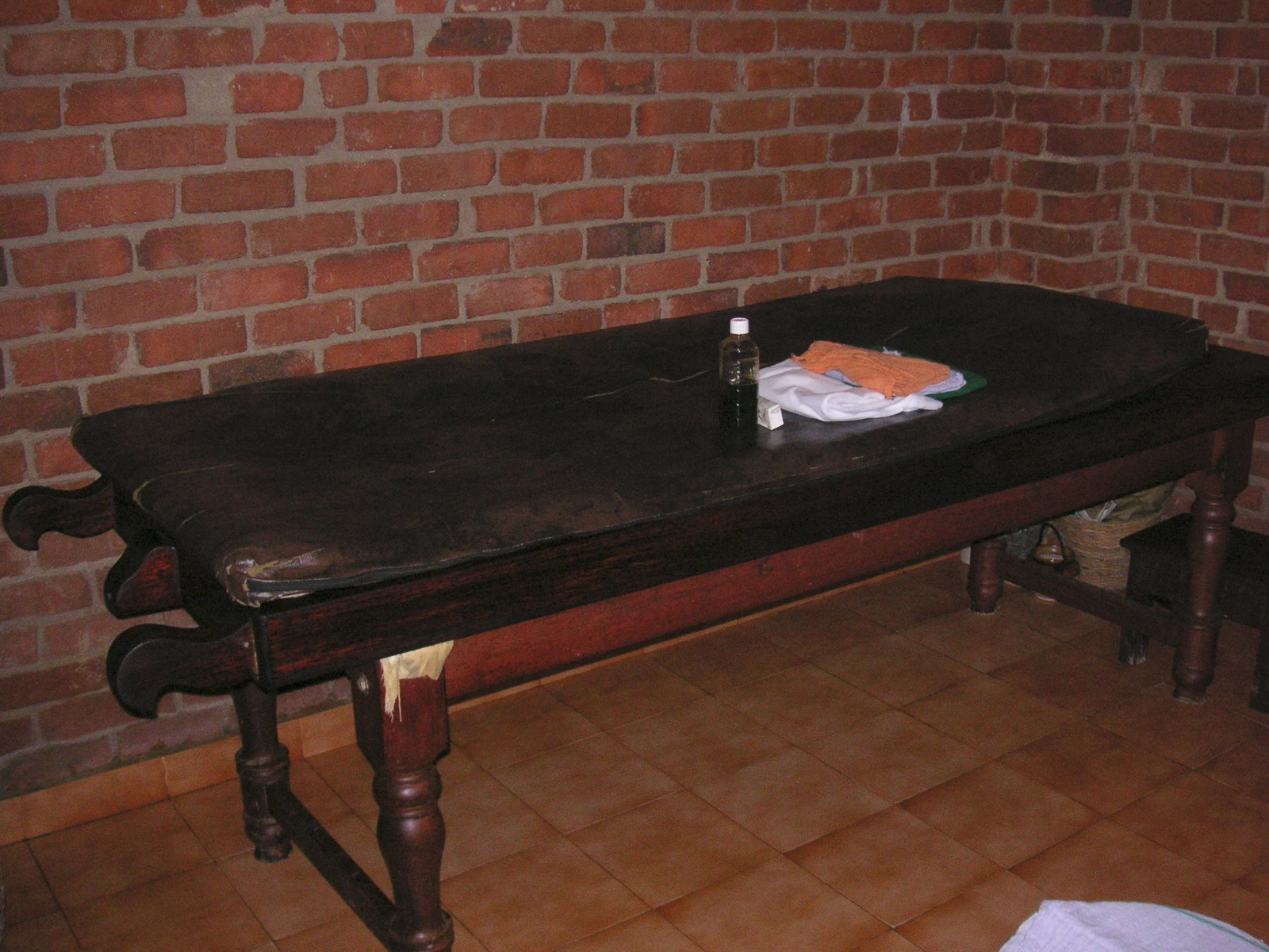 Table traditionnelle en bois et huile pour les soins ayurvédiques