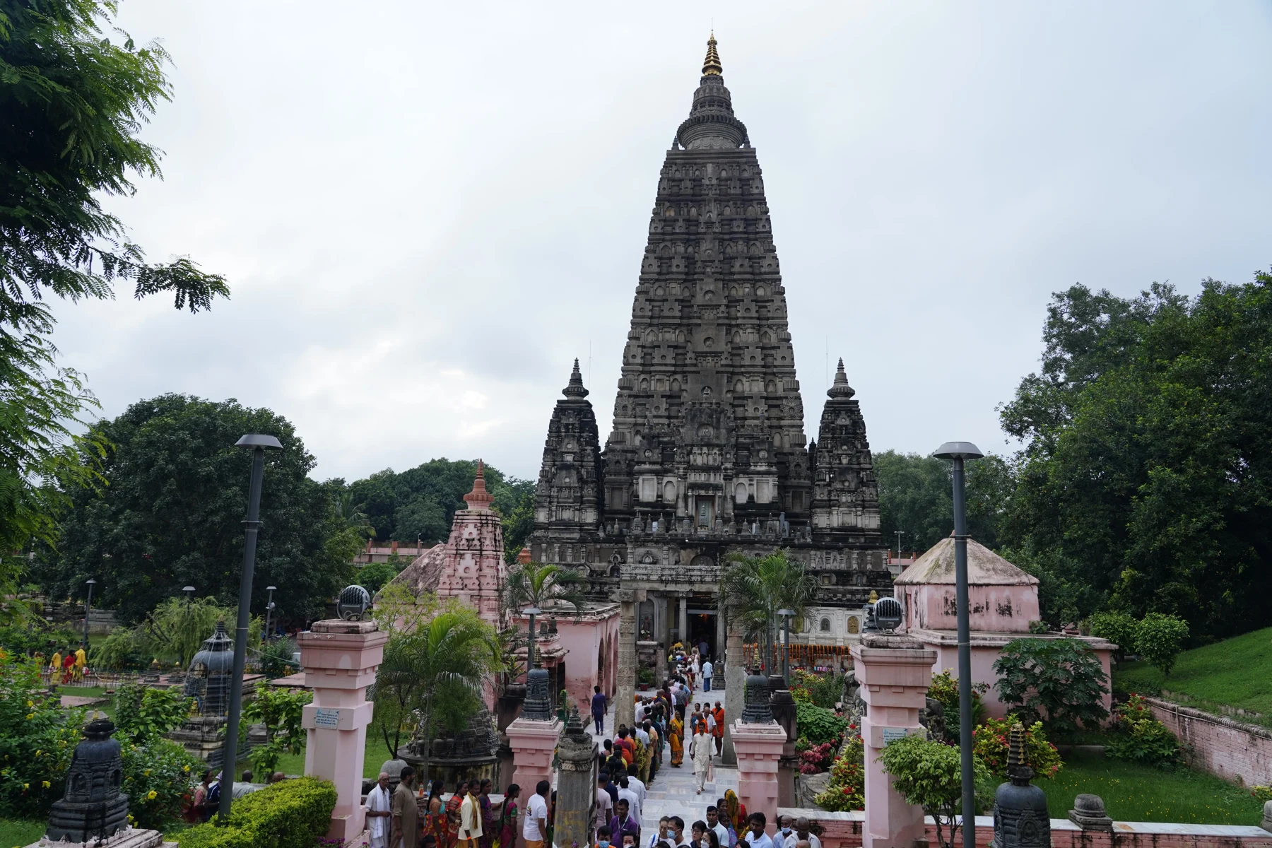 Temple Mahabodhi et pèlerins à Bodhgaya