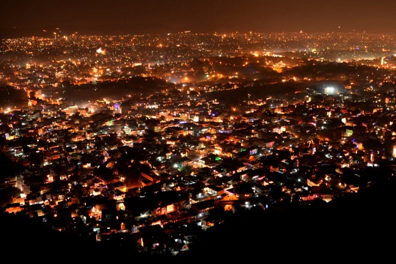 Jaipur illuminée la nuit pendant Diwali