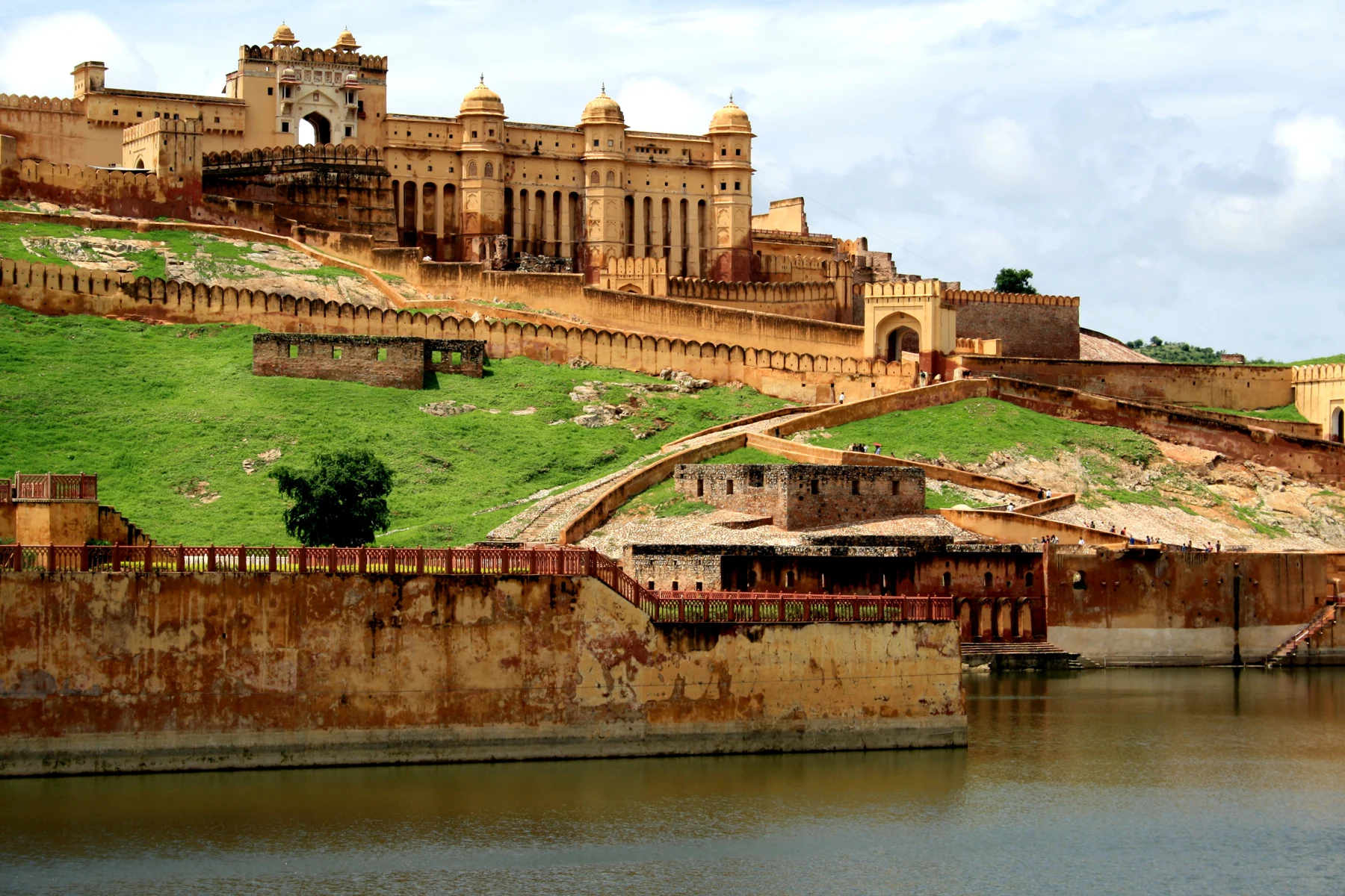 Fort d’Amber dominant le lac Maota près de Jaipur