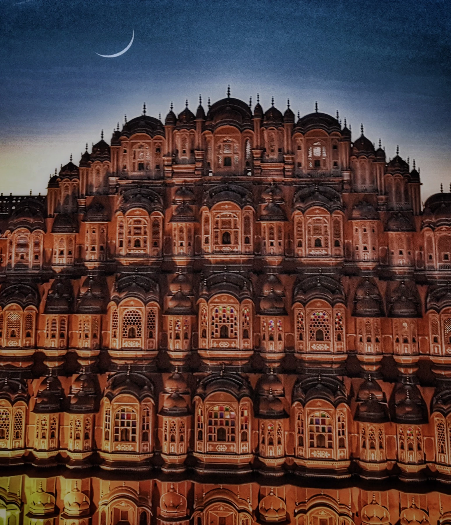 Façade du Hawa Mahal, le palais des Vents à Jaipur, à la tombée du jour