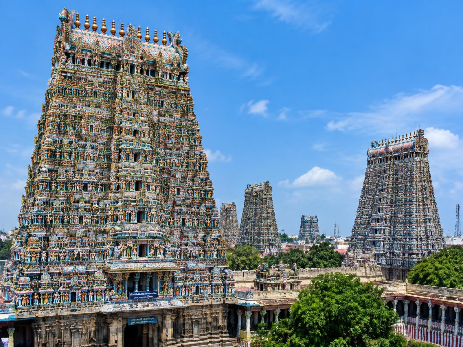 Gopurams colorés du temple de Meenakshi à Madurai