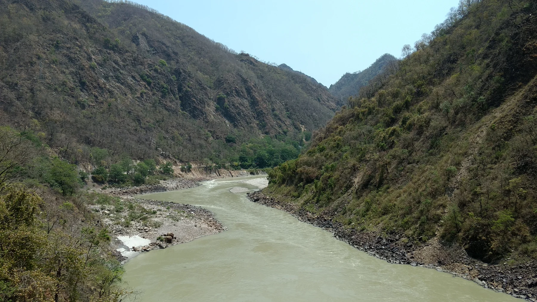 Le Gange entre les collines à Rishikesh