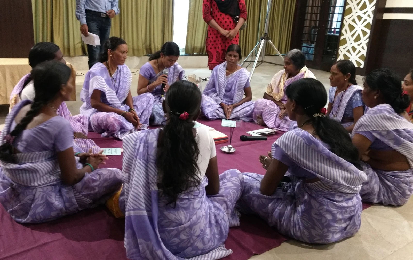 Femmes réunies dans un groupe d’entraide au Maharashtra, en Inde